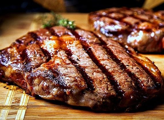 Hãy đặt miếng Steak “nghỉ” trên đĩa ít nhất 5 -10 phút