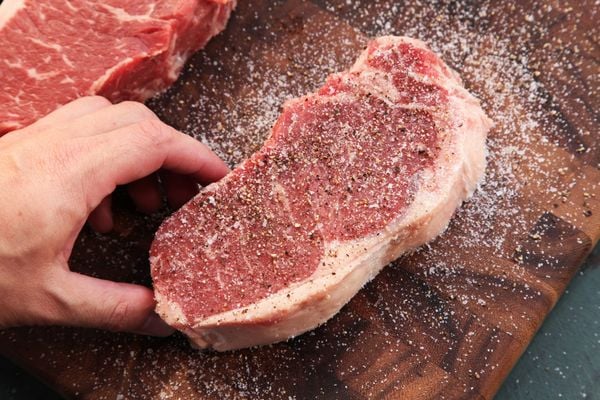 Thịt làm bó bít tết là thịt bò nhập ngoại chất lượng cao