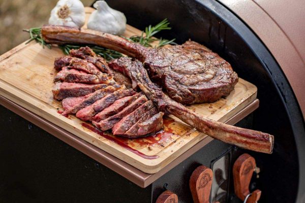 Ribeye Steak có thể trở nên mềm và đầy đủ chất, cùng với một vị ngậy mặn và giòn giòn từ muối và tiêu