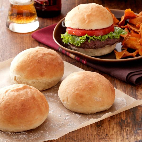 Vỏ bánh Hamburger vàng ươm, nóng hổi, thơm ngon vô cùng, bên trong mềm ẩm, không bị khô