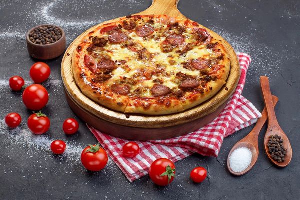 Món ngon Hải Phòng - Pizza Meat Lover với xúc xích cay, salami, jăm bông, thịt bò cay, phô mai mozzarella cùng sốt cà chua