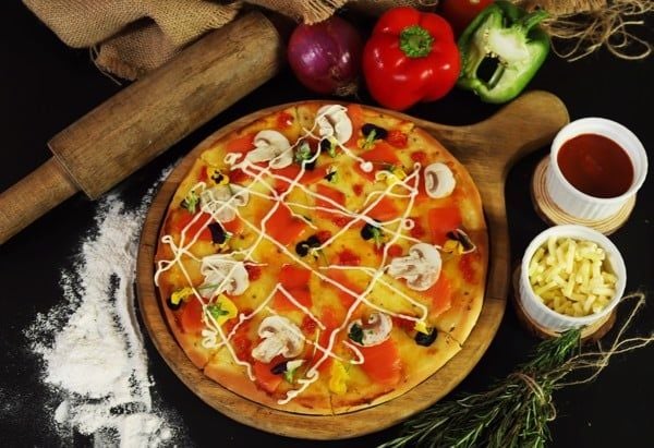 The pizza delivery Van Cao  - Salmon Pizza with Salted Salmon, Fresh Salmon, Cheese and Capers