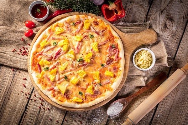 The pizza delivery Van Cao  - Hawaiian Pizza named after a place in a tropical land