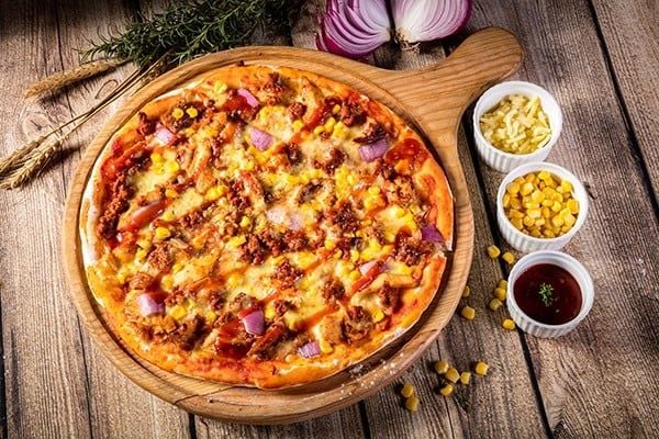 The pizza delivery Van Cao  - American Style Pizza with Sweet Corn, Onions and Cheese