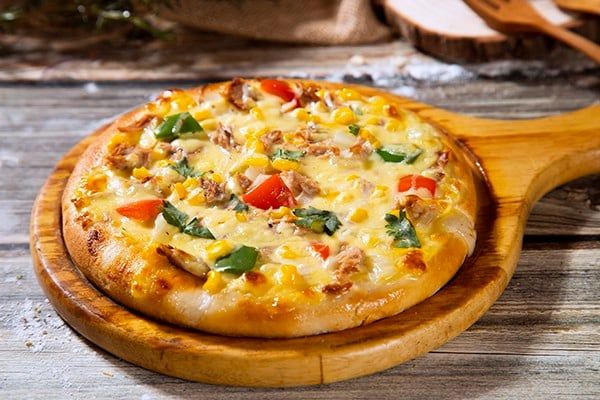 The pizza delivery Van Cao  - Tuna Pizza is a specialty of the eastern regions of Italy