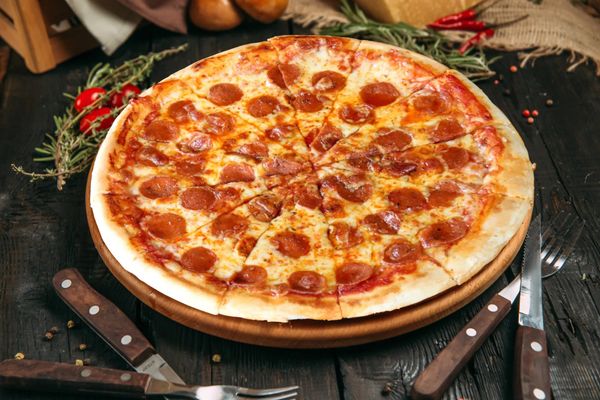 Pizza Hải Phòng ở đâu ngon? Pizza Pepperoni với xúc xích cay, phô mai mozzarella và sốt cà chua _ Theo Texgrill