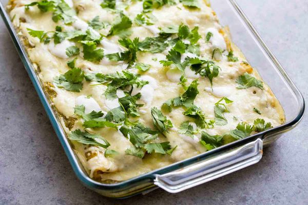 Đổ nước sốt kem chua lên bánh enchiladas