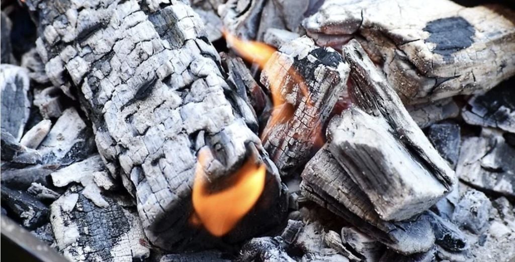 Làm nóng vỉ nướng hoặc đốt than trước