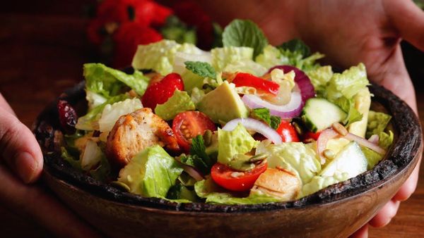 Salad gà nướng xà lách cà chua có vị chua chua ngọt ngọt hòa quyện cùng màu sắc bắt mắt của rau củ