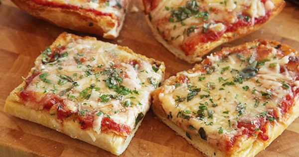 Bánh pizza sandwich có lớp vỏ giòn, phần bánh bên trong thì mềm mềm cùng phô mai béo ngậy