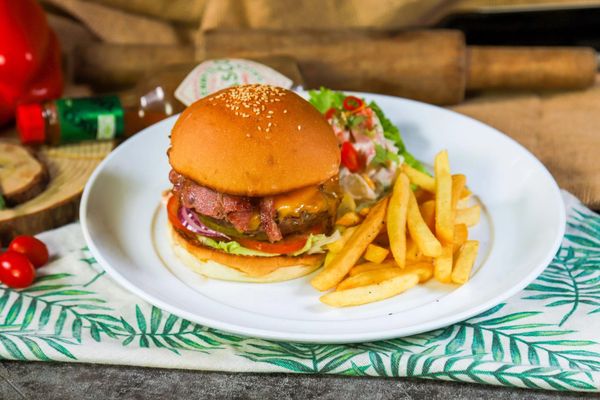 Món ngon Hải Phòng - Bacon Cheeseburger với các thành phần bò, phô mai và thịt xông khói.