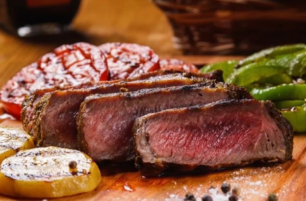 Bò bít tết ăn cùng rượu vang đỏ là đặc trưng ẩm thực của Mỹ