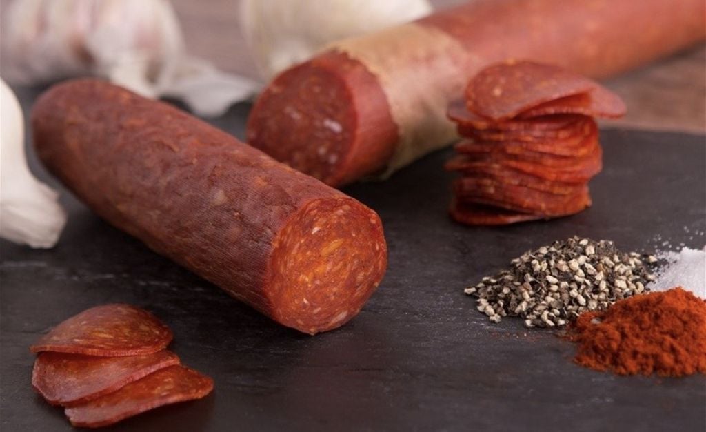 Khi ăn Pepperoni bạn sẽ ngửi thấy mùi ám khói, vị cay thơm và màu sắc đỏ tươi rất bắt mắt.