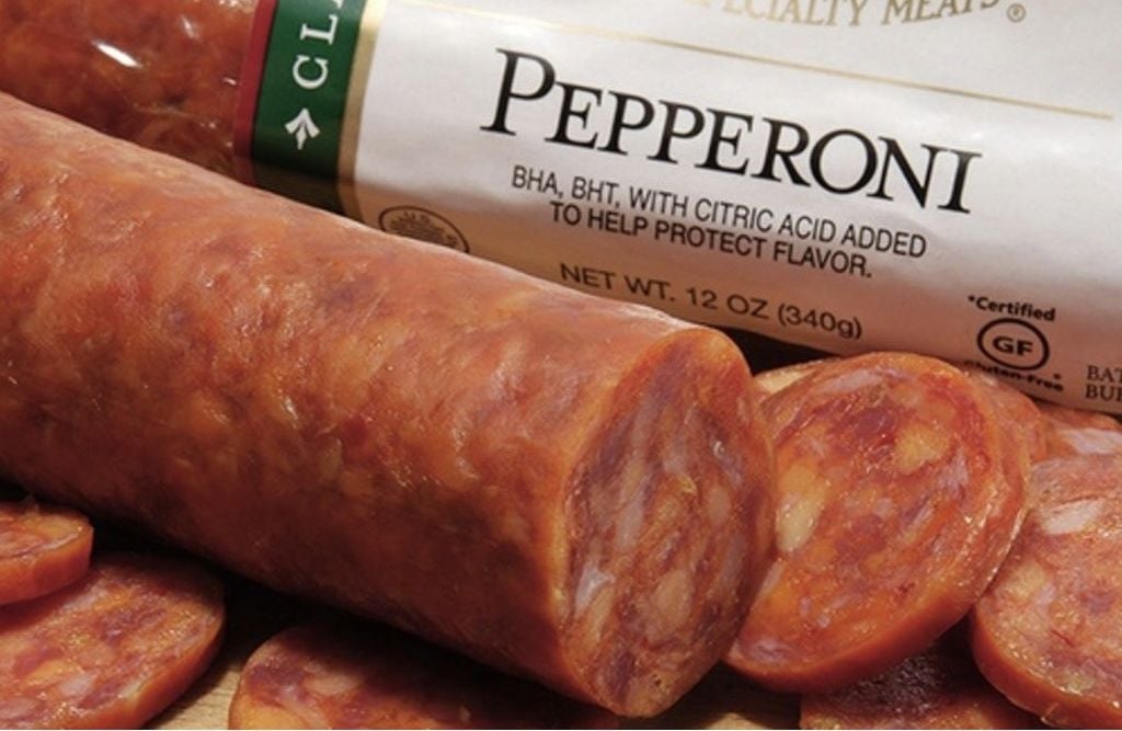 Vì Pepperoni là thực phẩm có nguồn gốc từ châu Âu, vậy nên bạn có thể tìm mua nó dễ dàng tại các cửa hàng chuyên bán nguyên liệu/thực phẩm làm bánh, các siêu thị, cửa hàng tiện lợi hoặc một số sàn thương mại điện tử uy tín
