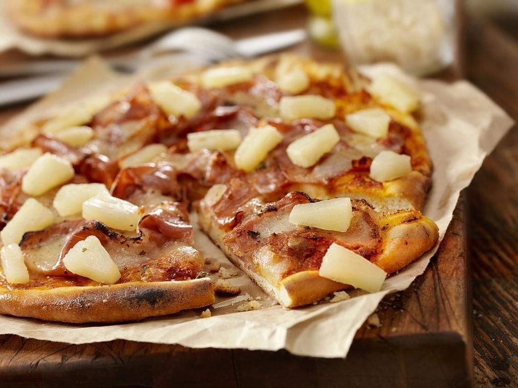 Văn hóa Tiki gây ảnh hưởng đến Pizza Hawaii có thể hiểu đơn giản là cách trang trí giống như vùng nhiệt đới của các quán bar, nhà hàng
