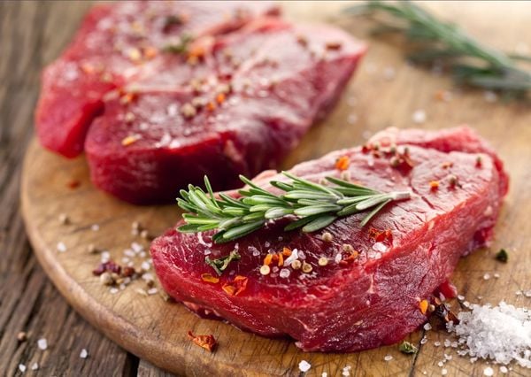 3 LOẠI GIA VỊ LÀM NÊN HƯƠNG VỊ TUYỆT NGON CHO MÓN BÒ BÍT TẾT Raw_beefsteak_70cdca4e3e36402e9837eb43701dd29f_grande