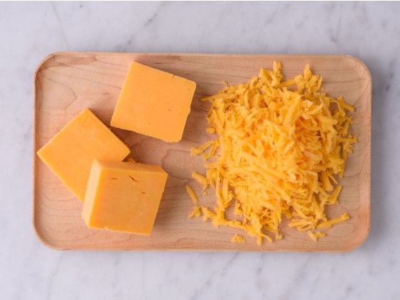 Cheddar có màu vàng tự nhiên trông vô cùng hấp dẫn