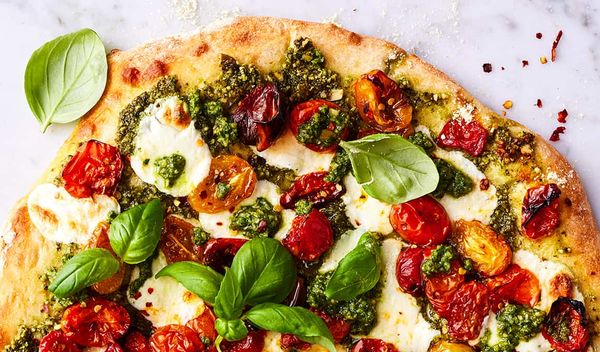 Pizza sốt pesto được trang trí vô cùng bắt mắt