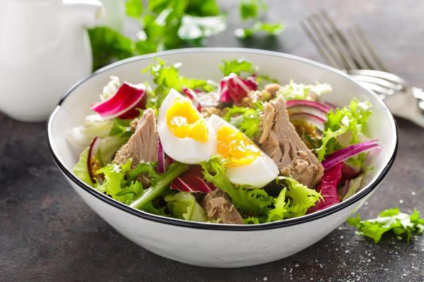 ĐIỂM DANH CÁC MÓN SALAD CHO MÙA HÈ TẠI PIZZA VINHOMES HẢI PHÒNG Tuna-salad-in-bowl-mediterranean-food-fresh-salad-qdtr524_2f8a2162e98848d5821b9f7cce610e71_grande