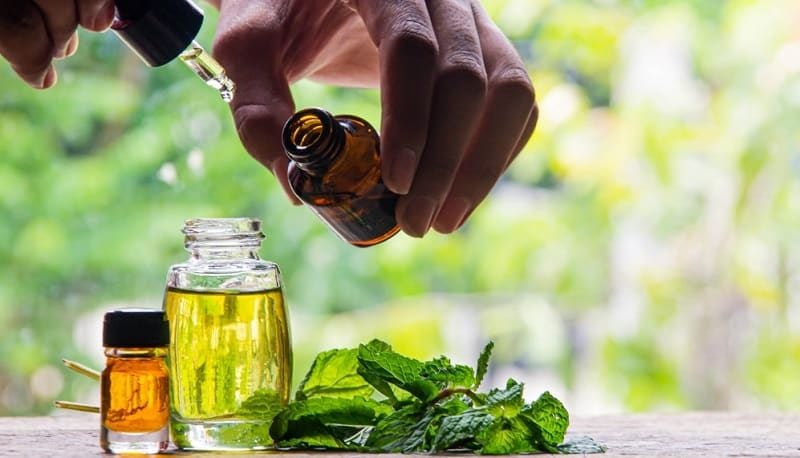 Sự khác biệt giữa tinh dầu thiên nhiên và hương liệu tổng hợp