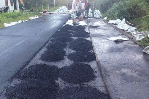 Thi công đường giao thông nông thôn bằng vật liệu Carboncor Asphalt tại xã Ngọc Vừng, huyện Vân Đồn