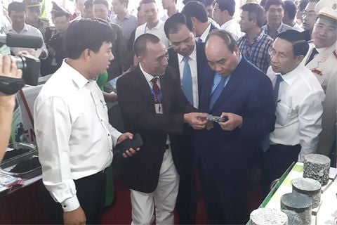 Thủ tướng Nguyễn Xuân Phúc thăm gian hàng Carbon Việt Nam tại triển lãm Tổng kết 10 năm Nông Thôn Mới