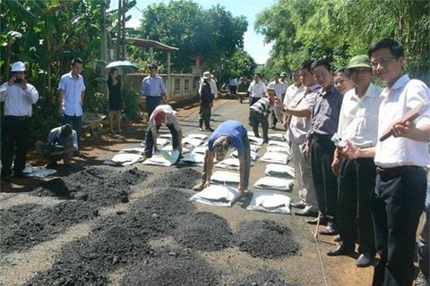 Quảng Trị thi công đường giao thông nông thôn bằng vật liệu mới Carboncor Asphalt