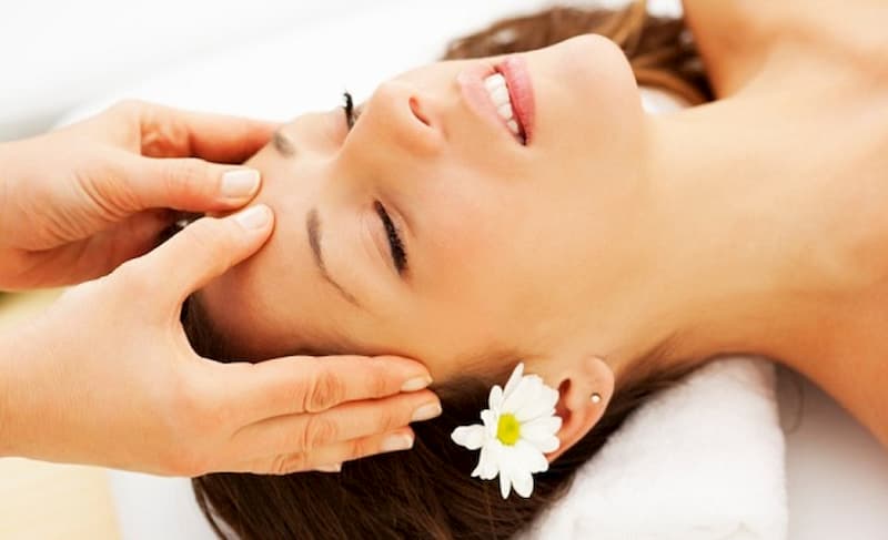 Chăm sóc da mặt căng bóng với 6 bước massage mặt chuẩn spa cao cấp  