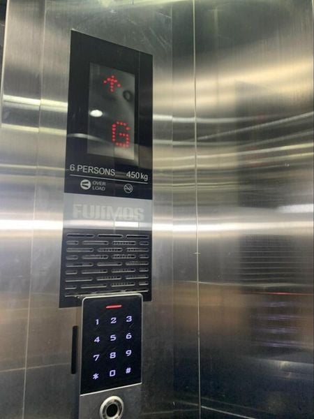 Thẻ từ giúp người có thể bấm tầng trên bảng điều khiển của thang máy