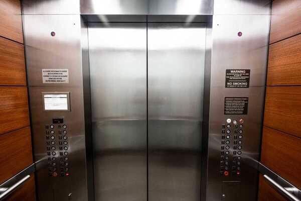 Vị trí các nút bấm bên trong thang máy