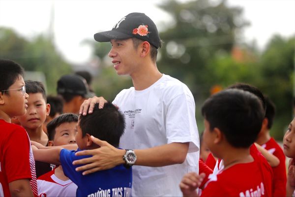 Tuấn Anh, Văn Toàn, Hồng Duy thăm các trung tâm bóng đá trẻ em tại Hải Phòng