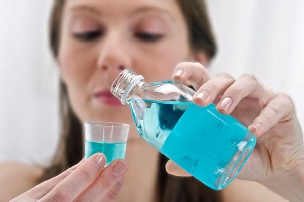 Sử dụng nước súc miệng phù hợp giúp ngăn ngừa việc hình thành mảng bám và xử lý cao răng, chống hôi miệng.