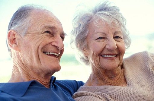 Sự lão hóa do tuổi tác cũng là tác nhân ảnh hưởng tới chất lượng màu răng.