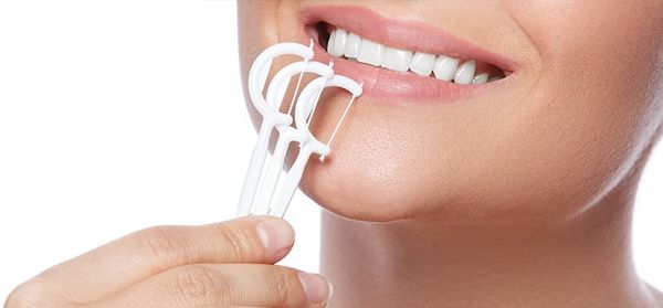 Ngoài việc đánh răng, súc miệng thì việc dùng chỉ nha khoa cũng là một bước chăm sóc răng miệng cơ bản.