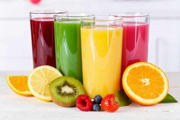 Nước ép trái cây và rau củ là một thực phẩm rất có ích cho người mới nhổ răng khôn.