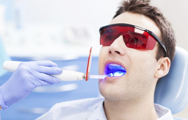 Làm trắng răng bằng laser là phương pháp làm trắng răng tại phòng khám nha khoa rất phổ biến.