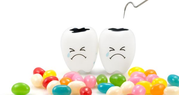 Lạm dụng đồ ăn chứa nhiều đường là một trong những lý do chính gây sâu răng.