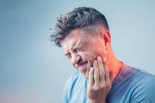 Sâu răng có nhiều triệu chứng đau và khác biệt với từng người.