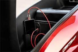 Sạc điện thoại bằng ổ cắm trên xe máy có dễ gây cháy nổ?