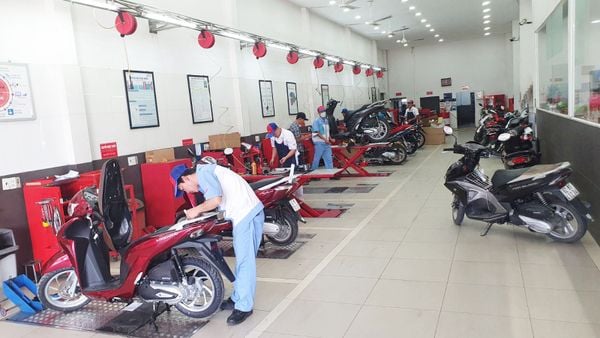 Phát Thịnh Moto với đội ngũ nhân viên chuyên nghiệp và thiết bị hiện đại
