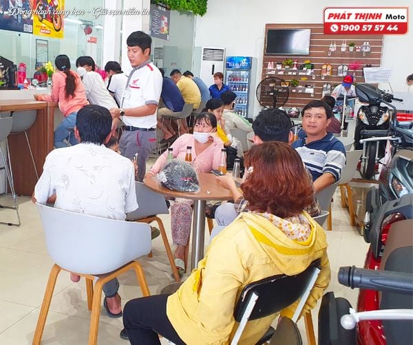 khach-hang-mua-xe-tại-phat-thinh