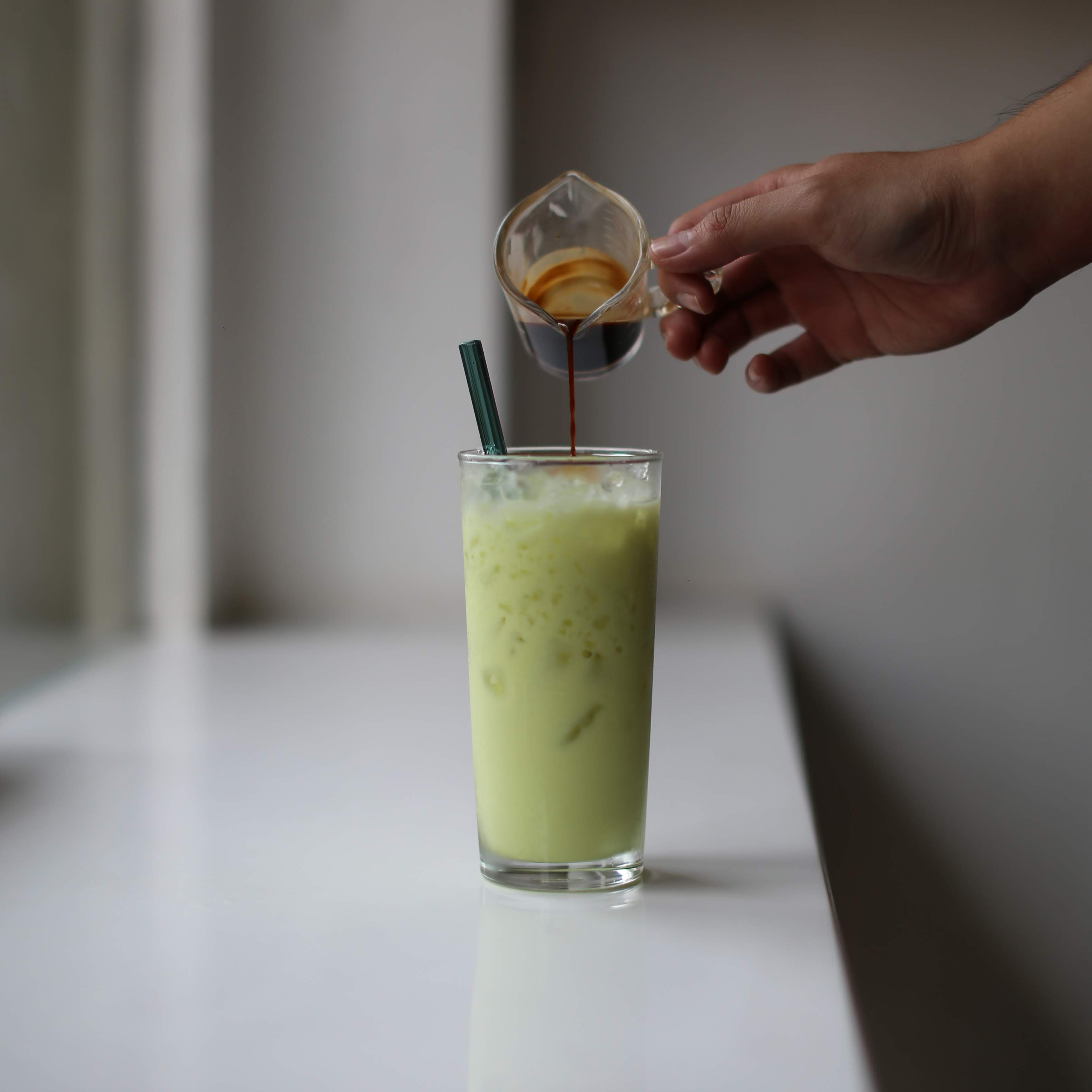 Kaya Latte là sự kết hợp giữa siro lá dứa và cà phê cùng sữa dừa béo ngậy thì đây chắc chắn là một đặc sản không thể thiếu của Saigon Siblings rồi Đặc sản của Saigon Siblings - Kaya Latte