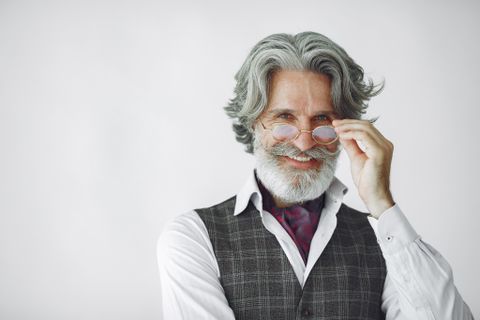 CÁCH LỰA CHỌN GỌNG KÍNH HOÀN HẢO CHO TUỔI TRUNG NIÊN