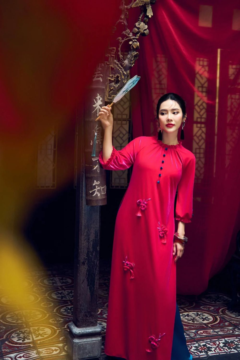 Áo dài cách tân với quần lụa khác tone màu áo