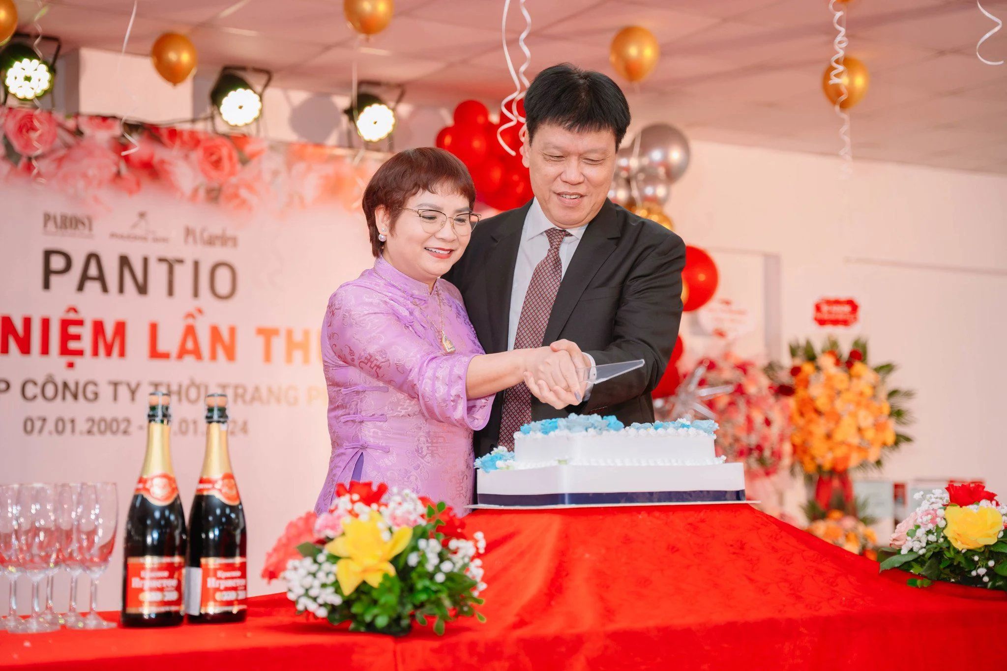 TGĐ Mai Phượng Anh và Chủ tịch HĐQT Nguyễn Đỗ Kiên cắt bánh chính thức mở màn cho buổi lễ.