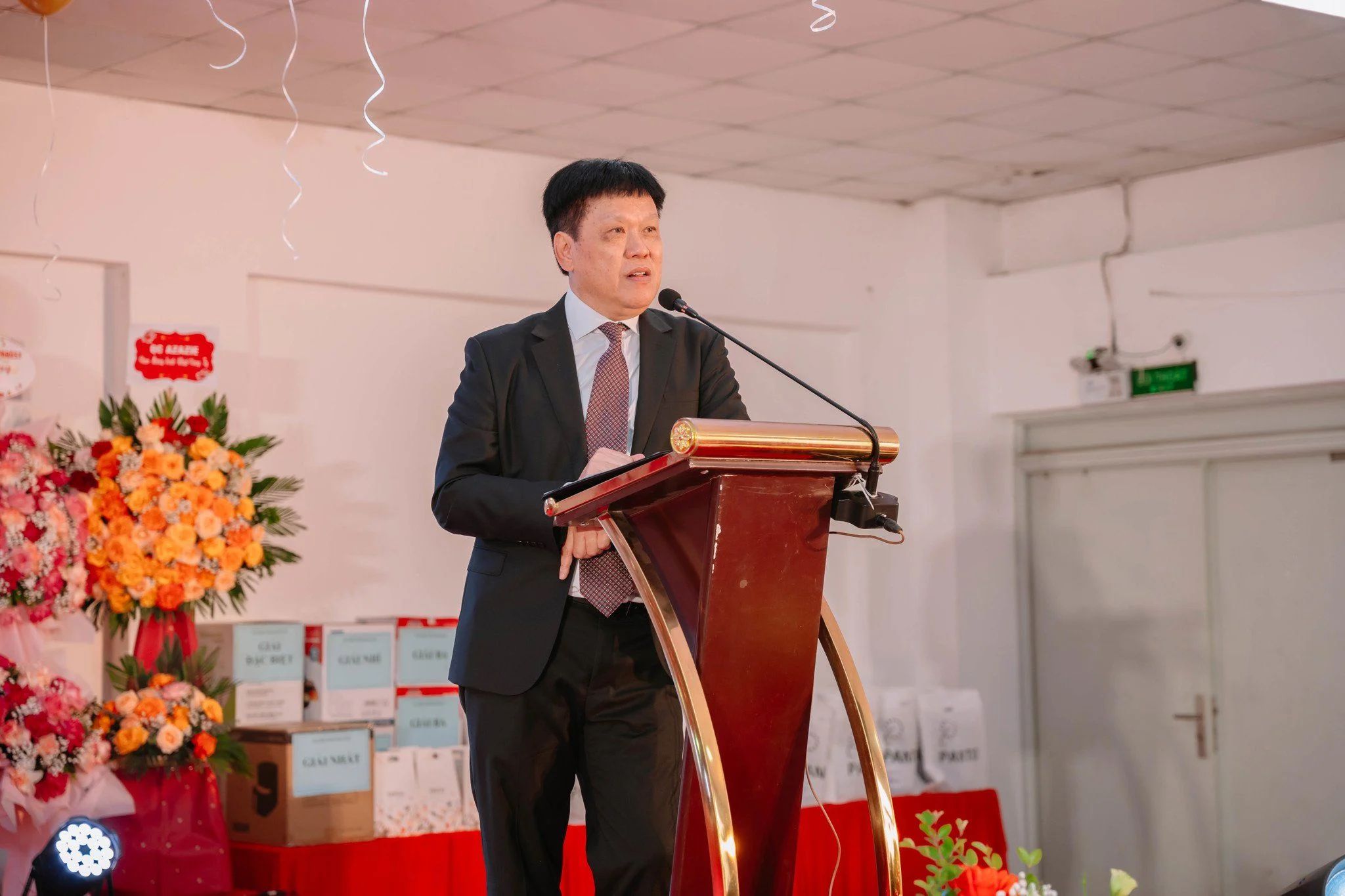 Chủ tịch HĐQT Nguyễn Đỗ Kiên hào hứng chia sẻ và chúc mừng năm mới toàn thể CBNV.