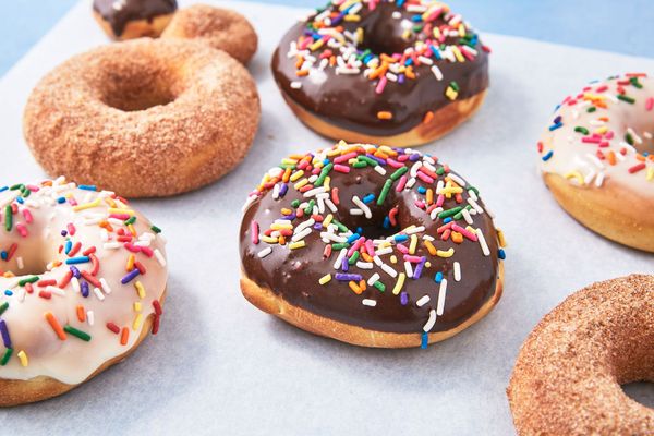 goi-y-15-loai-thuc-pham-ket-hop-tuyet-voi-voi-tach-ca-phe-cua-ban-banh-donut
