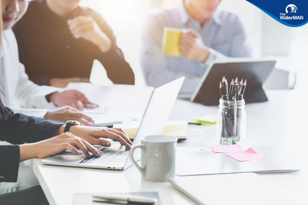 Tại sao dân văn phòng dễ bị mất nước mà không nhận ra?