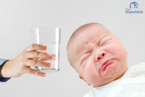 Đừng cho trẻ sơ sinh uống nước nếu không muốn bé gặp nguy hiểm