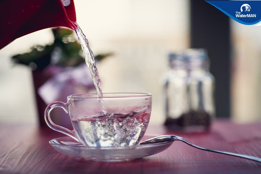 Thói quen pha nước nóng với nước nguội khi uống gây hại không?